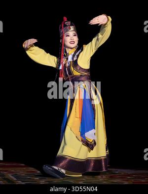 I membri del rinomato gruppo nazionale di arti dello spettacolo della Mongolia, il Tumen-Ekh Folk Song and Dance Ensemble, si esibiscono in costumi tradizionali mongoli. Foto Stock