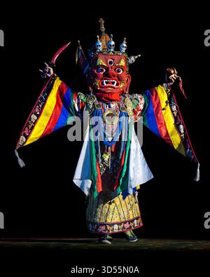I membri del rinomato gruppo nazionale di arti dello spettacolo della Mongolia, il Tumen-Ekh Folk Song and Dance Ensemble, si esibiscono in costumi tradizionali mongoli. Foto Stock
