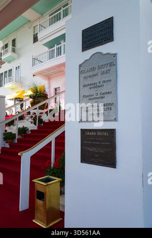 L'iconico Grand Hotel sull'Isola di Mackinac presenta una facciata maestosa con la sua prominente scalinata rossa e dettagli architettonici ornati. Targa storica Foto Stock