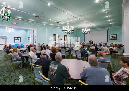 Il teatro del Grand Hotel sull'Isola di Mackinac ospita una conferenza dello storico residente Bob Tagatz, che affascina una sala completa di ospiti attenti. L'elegan Foto Stock