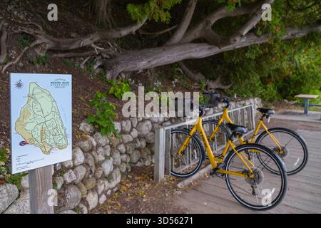 Catturata a Mackinac Island, Mackinac County, Michigan, Stati Uniti, questa scena mette in mostra il fascino storico di devil's Kitchen. L'immagine raffigura una pietra ret Foto Stock