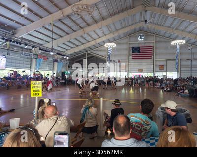 Vivi la vibrante energia dell'Oktoberfest di Frankenmuth, un festival bavarese che si tiene ogni anno all'Heritage Park di Frankenmuth, Michigan, Stati Uniti. Questo evento Foto Stock