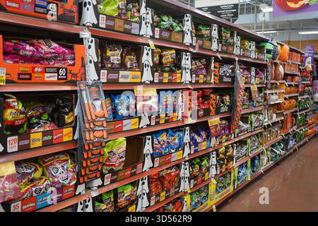 Sacchetti di caramelle di Halloween sugli scaffali all'interno del corridoio stagionale in un negozio di alimentari Smith's. Foto Stock