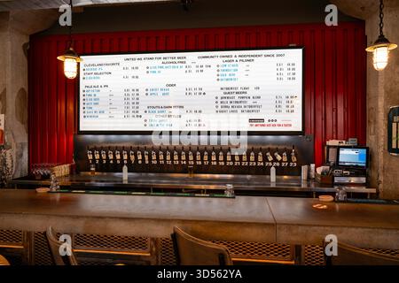 Situata a Cleveland, Cuyahoga County, Ohio, questa struttura presenta un'ampia selezione di birre, come mostrato su un grande tabellone digitale sopra la b Foto Stock