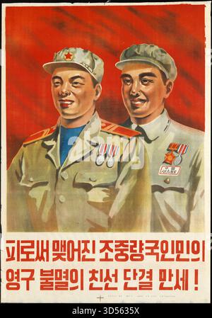 Un poster di propaganda comunista nordcoreana d'epoca. Mostra due lavoratori sorridenti, uno coreano e uno cinese. Lo slogan recita: Lunga vita all'eterna e immortale amicizia e unità tra i popoli coreani e cinesi, forgiate nel sangue. Foto Stock