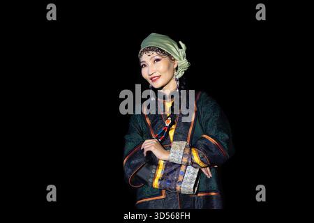I membri del rinomato gruppo nazionale di arti dello spettacolo della Mongolia, il Tumen-Ekh Folk Song and Dance Ensemble, si esibiscono in costumi tradizionali mongoli. Foto Stock