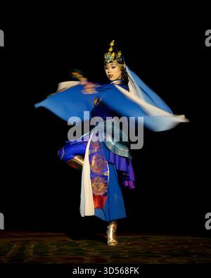 I membri del rinomato gruppo nazionale di arti dello spettacolo della Mongolia, il Tumen-Ekh Folk Song and Dance Ensemble, si esibiscono in costumi tradizionali mongoli. Foto Stock
