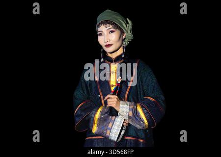 I membri del rinomato gruppo nazionale di arti dello spettacolo della Mongolia, il Tumen-Ekh Folk Song and Dance Ensemble, si esibiscono in costumi tradizionali mongoli. Foto Stock