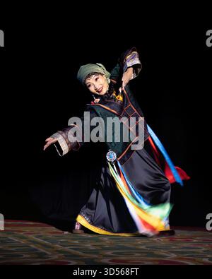 I membri del rinomato gruppo nazionale di arti dello spettacolo della Mongolia, il Tumen-Ekh Folk Song and Dance Ensemble, si esibiscono in costumi tradizionali mongoli. Foto Stock