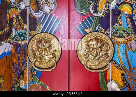 Il rinomato gruppo nazionale di arti dello spettacolo della Mongolia, il Tumen-Ekh Folk Song and Dance Ensemble, si esibisce nel complesso Shangri-la Ulaanbaatar. Foto Stock