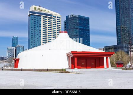 Il rinomato gruppo nazionale di arti dello spettacolo della Mongolia, il Tumen-Ekh Folk Song and Dance Ensemble, si esibisce nel complesso Shangri-la Ulaanbaatar. Foto Stock
