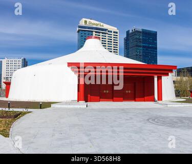 Il rinomato gruppo nazionale di arti dello spettacolo della Mongolia, il Tumen-Ekh Folk Song and Dance Ensemble, si esibisce nel complesso Shangri-la Ulaanbaatar. Foto Stock