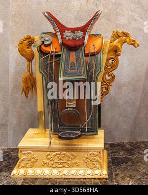 Il rinomato gruppo nazionale di arti dello spettacolo della Mongolia, il Tumen-Ekh Folk Song and Dance Ensemble, si esibisce nel complesso Shangri-la Ulaanbaatar. Foto Stock