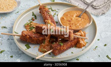 Spiedini tofu Satay Foto Stock