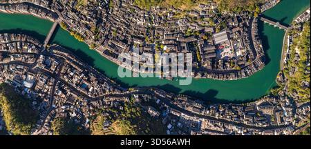 QIANDONGNAN, CINA - 13 NOVEMBRE 2025 - città antica di Zhenyuan, una delle dieci città antiche più belle della Cina con una storia di oltre 2200 anni, situata nella contea di Zhenyuan, nella prefettura autonoma di Qiandongnan Miao e Dong, nella provincia di Guizhou, Cina il 13 novembre 2025. Foto Stock