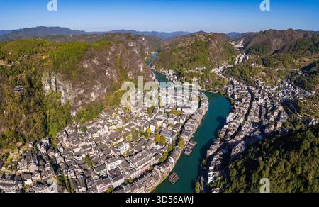 QIANDONGNAN, CINA - 13 NOVEMBRE 2025 - città antica di Zhenyuan, una delle dieci città antiche più belle della Cina con una storia di oltre 2200 anni, situata nella contea di Zhenyuan, nella prefettura autonoma di Qiandongnan Miao e Dong, nella provincia di Guizhou, Cina il 13 novembre 2025. Foto Stock