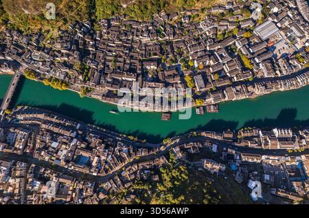 QIANDONGNAN, CINA - 13 NOVEMBRE 2025 - città antica di Zhenyuan, una delle dieci città antiche più belle della Cina con una storia di oltre 2200 anni, situata nella contea di Zhenyuan, nella prefettura autonoma di Qiandongnan Miao e Dong, nella provincia di Guizhou, Cina il 13 novembre 2025. Foto Stock