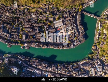 QIANDONGNAN, CINA - 13 NOVEMBRE 2025 - città antica di Zhenyuan, una delle dieci città antiche più belle della Cina con una storia di oltre 2200 anni, situata nella contea di Zhenyuan, nella prefettura autonoma di Qiandongnan Miao e Dong, nella provincia di Guizhou, Cina il 13 novembre 2025. Foto Stock