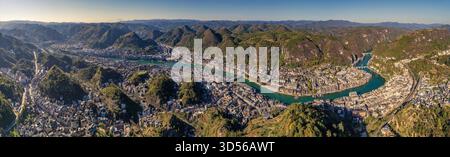 QIANDONGNAN, CINA - 13 NOVEMBRE 2025 - città antica di Zhenyuan, una delle dieci città antiche più belle della Cina con una storia di oltre 2200 anni, situata nella contea di Zhenyuan, nella prefettura autonoma di Qiandongnan Miao e Dong, nella provincia di Guizhou, Cina il 13 novembre 2025. Foto Stock