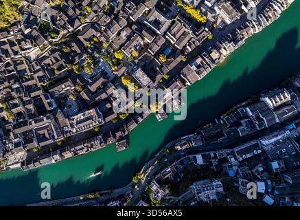 QIANDONGNAN, CINA - 13 NOVEMBRE 2025 - città antica di Zhenyuan, una delle dieci città antiche più belle della Cina con una storia di oltre 2200 anni, situata nella contea di Zhenyuan, nella prefettura autonoma di Qiandongnan Miao e Dong, nella provincia di Guizhou, Cina il 13 novembre 2025. Foto Stock