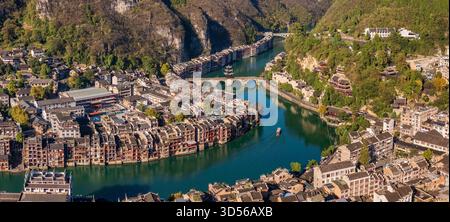 QIANDONGNAN, CINA - 13 NOVEMBRE 2025 - città antica di Zhenyuan, una delle dieci città antiche più belle della Cina con una storia di oltre 2200 anni, situata nella contea di Zhenyuan, nella prefettura autonoma di Qiandongnan Miao e Dong, nella provincia di Guizhou, Cina il 13 novembre 2025. Foto Stock