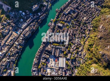 QIANDONGNAN, CINA - 13 NOVEMBRE 2025 - città antica di Zhenyuan, una delle dieci città antiche più belle della Cina con una storia di oltre 2200 anni, situata nella contea di Zhenyuan, nella prefettura autonoma di Qiandongnan Miao e Dong, nella provincia di Guizhou, Cina il 13 novembre 2025. Foto Stock