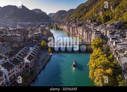 QIANDONGNAN, CINA - 13 NOVEMBRE 2025 - città antica di Zhenyuan, una delle dieci città antiche più belle della Cina con una storia di oltre 2200 anni, situata nella contea di Zhenyuan, nella prefettura autonoma di Qiandongnan Miao e Dong, nella provincia di Guizhou, Cina il 13 novembre 2025. Foto Stock
