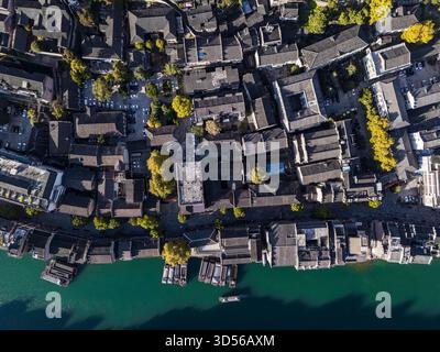 QIANDONGNAN, CINA - 13 NOVEMBRE 2025 - città antica di Zhenyuan, una delle dieci città antiche più belle della Cina con una storia di oltre 2200 anni, situata nella contea di Zhenyuan, nella prefettura autonoma di Qiandongnan Miao e Dong, nella provincia di Guizhou, Cina il 13 novembre 2025. Foto Stock