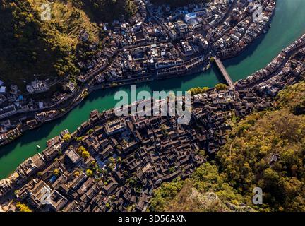QIANDONGNAN, CINA - 13 NOVEMBRE 2025 - città antica di Zhenyuan, una delle dieci città antiche più belle della Cina con una storia di oltre 2200 anni, situata nella contea di Zhenyuan, nella prefettura autonoma di Qiandongnan Miao e Dong, nella provincia di Guizhou, Cina il 13 novembre 2025. Foto Stock