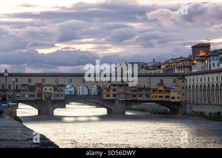 Ponte Vecchio ponte sul fiume Arno a Firenze, Italia Foto Stock