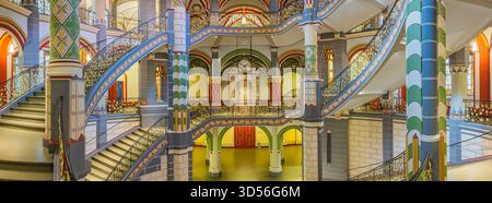 Questa ampia immagine panoramica in formato XPan 65:24 cattura l'eleganza colorata degli interni del Landgericht Halle (Saale). Le linee orizzontali di sweep di Foto Stock