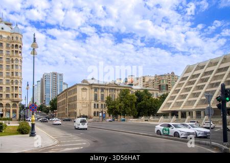 Baku, Azerbaigian. Palazzo Heydar Aliyev nel centro della città. È principalmente conosciuta come la sala da concerto centrale della città, con una capacità di circa 2.500 pe Foto Stock