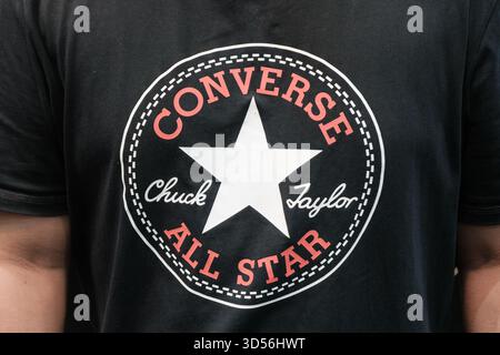 Una t-shirt in cotone nero con il logo Converse e il design a stella, esposta in modo preminente su un manichino in un negozio al dettaglio Foto Stock