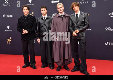 Tim Schaecker, Julien Brown, Luis Freitag e bene Schulz dei The Elevator Boys alla 77a cerimonia di premiazione Bambi 2025 presso i Bavaria Film Studios. Monaco di Baviera, 11/13/2025 Foto Stock