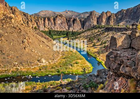 Crooked River allo Smith Rock State Park, regione dell'High Desert, Oregon, Stati Uniti Foto Stock
