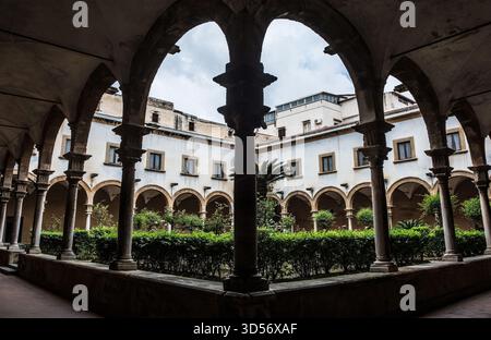 Il chiostro del Santuario Santa Rita da Cascia, chiamato anche Chiesa di Sant'Agostino, a Palermo, Sicilia, Italia. Un mix di medievale e rinascimentale Foto Stock