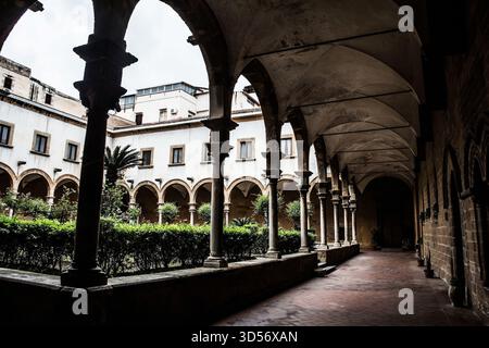 Il chiostro del Santuario Santa Rita da Cascia, chiamato anche Chiesa di Sant'Agostino, a Palermo, Sicilia, Italia. Un mix di medievale e rinascimentale Foto Stock