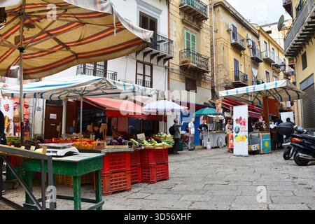 Palermo, Italia - 16 maggio 2025. Bancarelle di frutta e verdura e bancarelle gastronomiche presso lo storico mercato di via Capo nel quartiere Monte di Pieta. A bevande stal Foto Stock