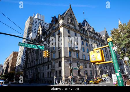 Stati Uniti, New York City: The Dakota Building , che fu la casa di John Lennon, ex membro dei Beatles, dal 1973 fino a quando fu assassinato Foto Stock