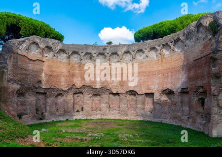 Antica esedra di mattoni romani dalle Terme di Traiano sul Colle Oppio, Roma, Italia. Foto Stock