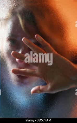 Frau hinter einer Glasscheibe model realase vorhanden GER, 20251030, Frau hinter einer Glasscheibe an einer Eingangstür *** donna dietro un pannello di vetro modello realase available GER, 20251030, donna dietro un pannello di vetro alla porta di ingresso M:RY Foto Stock