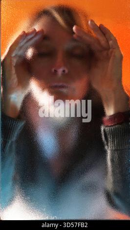 Frau hinter einer Glasscheibe model realase vorhanden GER, 20251030, Frau hinter einer Glasscheibe an einer Eingangstür *** donna dietro un pannello di vetro modello realase available GER, 20251030, donna dietro un pannello di vetro alla porta di ingresso M:RY Foto Stock