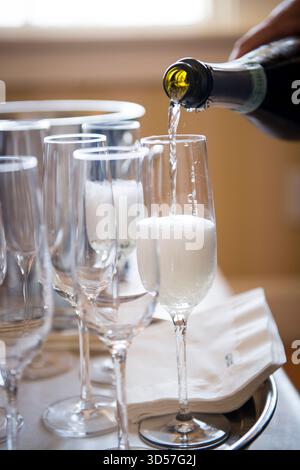 Champagne versato nel flauto al Celebration Foto Stock