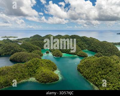 Panorama marino con isolotti tropicali e lagune circondate da barriera corallina. Siargao, Filippine. Laguna blu di Sugba. Foto Stock