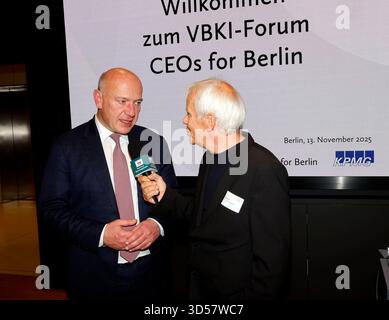 Kai Wegner im Gespräch mit Andy Moor bei der Veranstaltung Berlin auf dem Weg zu den Olympischen Spielen in der Skylounge der KPMG-Zentrale *** Kai Wegner in conversazione con Andy Moor all'evento di Berlino sulla strada per i Giochi Olimpici nella Skylounge della sede KPMG Foto Stock