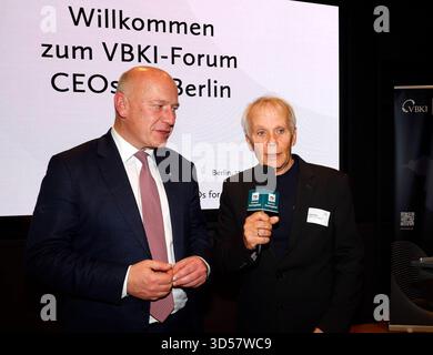 Kai Wegner im Gespräch mit Andy Moor bei der Veranstaltung Berlin auf dem Weg zu den Olympischen Spielen in der Skylounge der KPMG-Zentrale *** Kai Wegner in conversazione con Andy Moor all'evento di Berlino sulla strada per i Giochi Olimpici nella Skylounge della sede KPMG Foto Stock