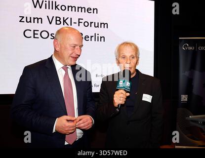 Kai Wegner im Gespräch mit Andy Moor bei der Veranstaltung Berlin auf dem Weg zu den Olympischen Spielen in der Skylounge der KPMG-Zentrale *** Kai Wegner in conversazione con Andy Moor all'evento di Berlino sulla strada per i Giochi Olimpici nella Skylounge della sede KPMG Foto Stock