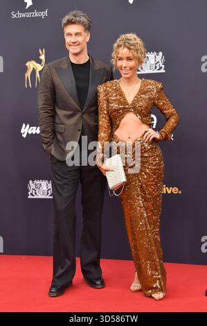 Wayne Carpendale mit Ehefrau Annemarie Carpendale bei der 77. Bambi-Verleihung 2025 nei den Bavaria Filmstudios. München, 13.11.2025 Foto Stock