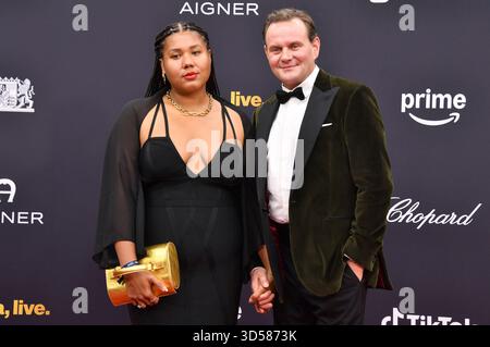 Devid Striesow mit Ehefrau Ines Ganzberger-Striesow bei der 77. Bambi-Verleihung 2025 nei den Bavaria Filmstudios. München, 13.11.2025 Foto Stock