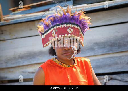 Villaggio di Yenbekwan, Raja Ampat, Papua Occidentale, Indonesia, 18.10.2022: Donna Papua nativa in costume tradizionale all'interno di una cerimonia locale. Foto Stock